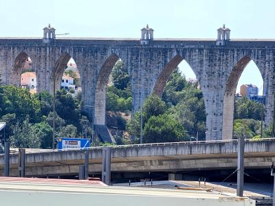 guas Livres Aqueduct