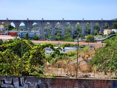 guas Livres Aqueduct