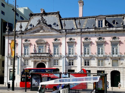 Building bordering Restaurant Square