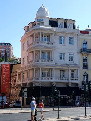 Building bordering Restaurant Square